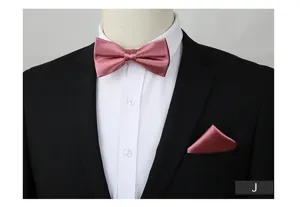 Heren oudroze satijnen vlinderdas en pochet set gepresenteerd op etalagepop voor formele.