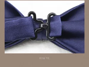Gedetailleerde close-up van een klassieke blauwe formele herenstrik met verstelbare zwarte sluiting.