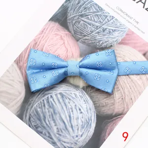 Pajarita azul claro para hombre con estampado, accesorio detalle tejido geométrico clásico.