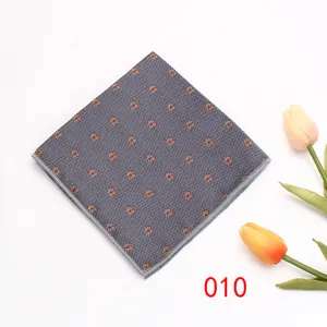 Primo piano dettagliato di una pochette da taschino da uomo con motivo floreale grigio.