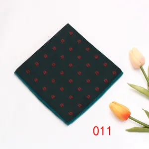 Taschino da uomo verde scuro con motivo floreale rosso, elegante accessorio formale.
