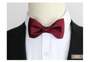 Bordeauxrode satijnen vlinderdas detail opname, elegante formele heren accessoire voor pakken.