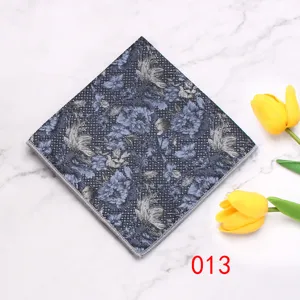 Gedetailleerd overzicht van heren zakdoek kostuum bloemenpatroon, elegante stof.