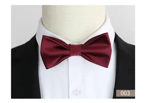 Wijnrode heren strikje voor formeel pak bruiloft bruidegom getuige mode accessoire item.