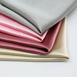 Set van hoogwaardige zijden satijnen zakdoekstof in verschillende elegante kleuren.