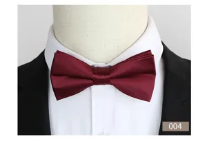 Bordeaux rode heren strik detailopname, elegante satijnen stof voor formele trouwpakken.