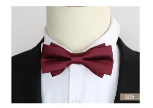 Wijnrode meerlagige heren vlinderdas detailweergave, elegante kostuum accessoire voor bruidegom.