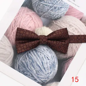 Pajarita marrón para hombre patrón floral clásico de negocios casual accesorio moda.