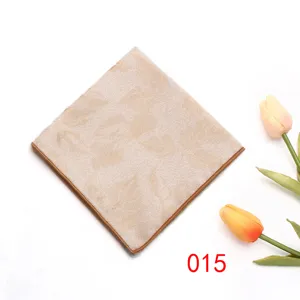 Pochette da taschino uomo elegante fazzoletto abito formale accessorio beige motivo floreale detail
