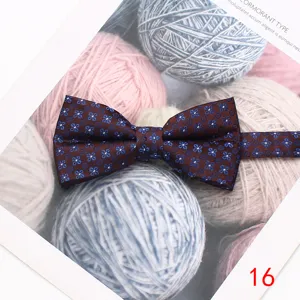 Vista detallada de la pajarita de seda marrón con motivos, elegante accesorio de hombre.
