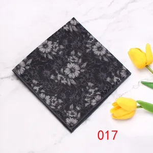 Zwarte heren pochet met bloemenmotief stijlvolle zakdoek voor pak en formele gelegenheid.