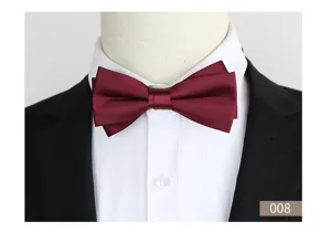 Wijnrode dubbele vlinderstrik detailshot, premium satijnen stoftektuur voor formele kleding.