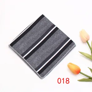Fazzoletto da taschino uomo classico a righe grigio e nero per abito formale e affari.