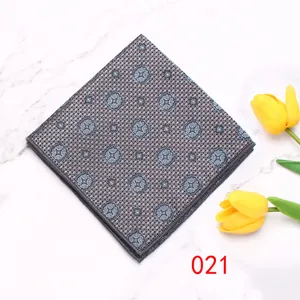 Gedetailleerd overzicht van een heren pochet van polyester met een elegant geometrisch patroon.