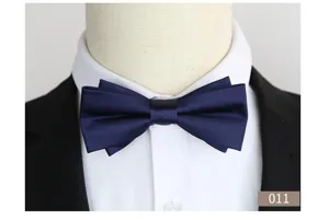 Donkerblauwe heren vlinderdas detail op hemdkraag, formeel accessoire voor bruiloft.