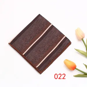 Primo piano dettagliato di una pochette da taschino a righe marroni con tulipani.