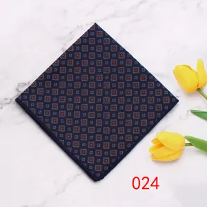 Gedetailleerd overzicht van het donkerblauwe pochet met geometrisch patroon voor heren.