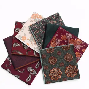 Gedetailleerd overzicht van herenzakdoeken met klassieke paisley- en bloemenpatronen voor pakken.