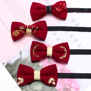 Set papa sposo matrimonio borgogna uomo moda formale con dettagli metallici eleganti
