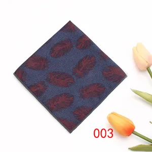 Gedetailleerde close-up van de elegante blauwe pochet met rood verenmotief voor heren.