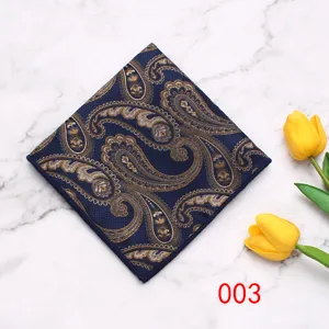 Dettaglio di un fazzoletto da taschino blu navy con motivo cachemire per abiti da uomo eleganti.