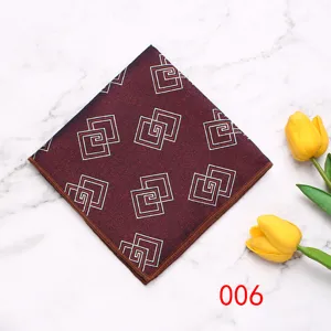 Pochette da uomo per abito rosso motivo geometrico fazzoletto da taschino elegante