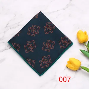 Vista ravvicinata di un elegante fazzoletto da taschino da uomo con stampa geometrica.