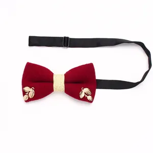 Farfalla da uomo bordeaux in feltro con foglie dorate, elegante accessorio per matrimonio.
