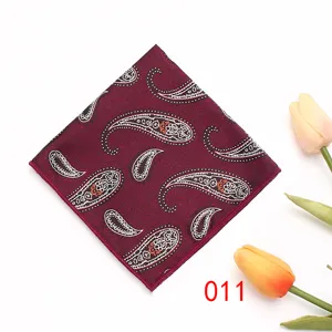 Bordeauxrode paisley pochet voor heren, elegant formeel kostuum accessoire detail.