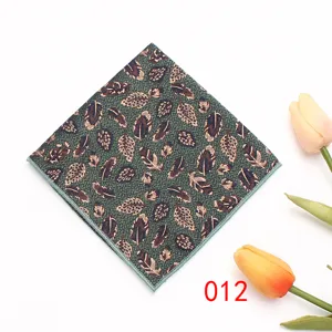 Gedetailleerd overzicht van het donkergroene heren pochette met prachtig veren patroon.