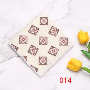 Vista dettagliata della raffinata pochette da uomo con motivo geometrico elegante.