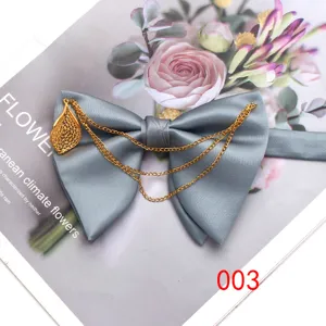 Farfallina grigia da uomo con catena dorata ciondolo foglia moda accessorio casual chic