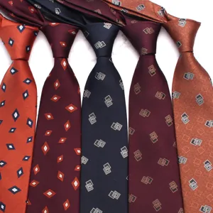 Cravatta da uomo in seta con motivo geometrico retro abito da lavoro vista dettaglio