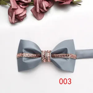 Papillon in raso grigio con strass oro rosa, elegante accessorio da sposa per uomo.