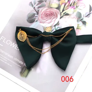 Farfallina verde scuro con catena dorata e ciondolo a foglia da uomo elegante stile casual.