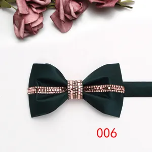 Farfallina verde scuro con strass, elegante accessorio da sposo per uomo con cristalli scintillanti.
