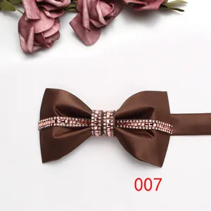 Dettaglio cravatta a farfalla in raso marrone, elegante accessorio matrimonio strass.