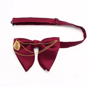 Elegante papillon da uomo bordeaux con catena dorata pendente a foglia regolabile.