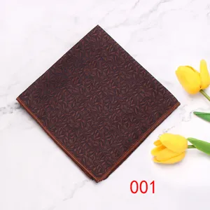 Gedetailleerd overzicht van bruine polyester pochet met bladprint en tulp op marmer.