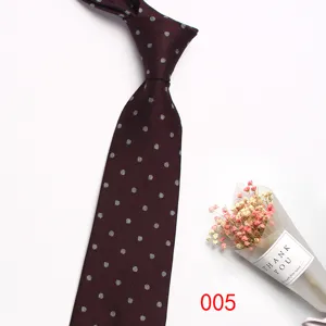 Cravatta vintage a pois da uomo classica bordeaux per abito formale da lavoro.