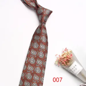 Vista dettagliata di una cravatta da uomo in poliestere con motivo paisley marrone.