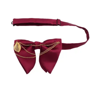 Farfallina in tessuto bordeaux da uomo con catena dorata ciondolo a foglia accessorio formale