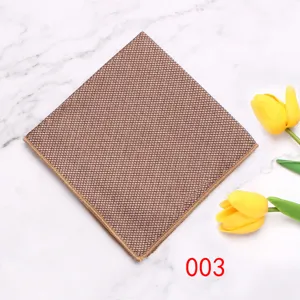 Detailopname van het bruine geometrische pochet, fijne stikseltextuur en bloemendecor.