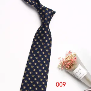 Cravatta vintage blu da uomo con grazioso motivo ad ape, elegante accessorio per abito.