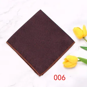 Gedetailleerd uitzicht van een donker geometrisch pochet met bruine gerolde rand op marmer.