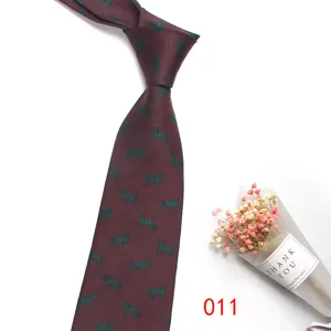 Cravatta uomo retro business larghezza 8cm tessuto bordeaux con classico motivo cavallo verde.