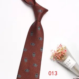 Cravatta da uomo marrone retrò con motivo a rombi geometrici, accessorio classico per abito.