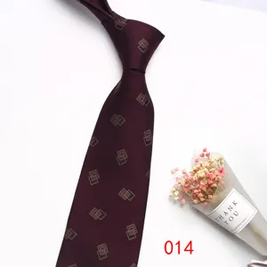 Cravatta da uomo bordeaux con stampa geometrica, accessorio elegante per abito da affari 8 cm.