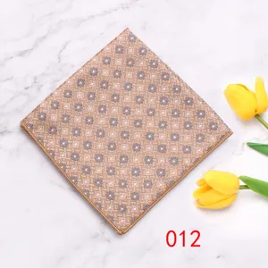 Gedetailleerd overzicht van heren pocket square van polyester met geometrisch motief.