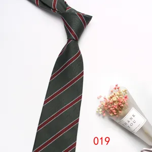 Cravatta classica da uomo a righe verdi accessorio per abito formale da lavoro nuovo.